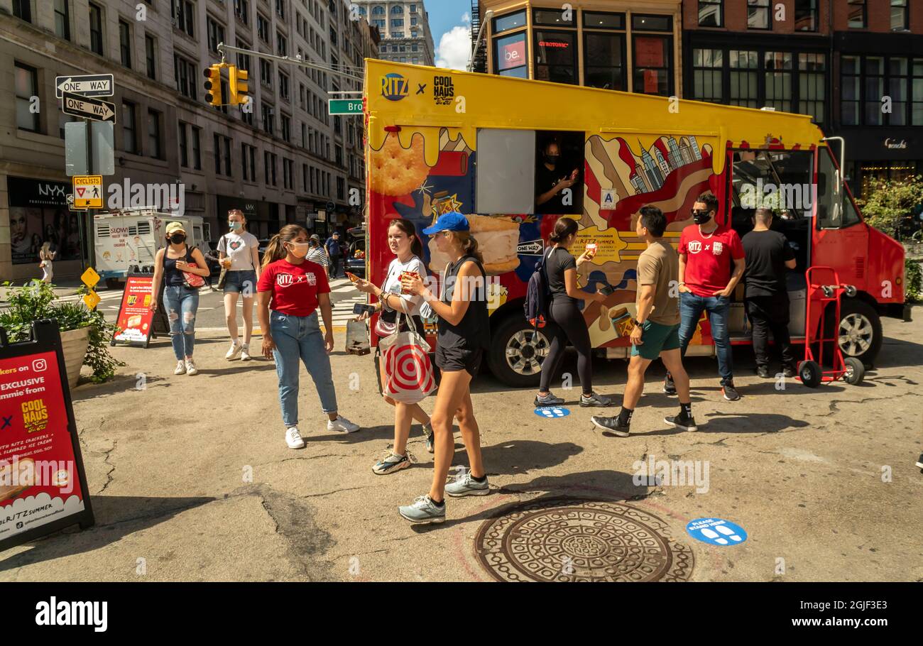 Eisliebhaber kommen am Montag, den 6. September 2021, in die Ritz X Coolhaus-Kollaboration am Union Square, um ein kostenloses Eis-Sandwich mit „Crackers & Peanut Butter Cream“ und in den Keks gebackenen Ritz-Crackern zu genießen. (© Richard B. Levine) Stockfoto