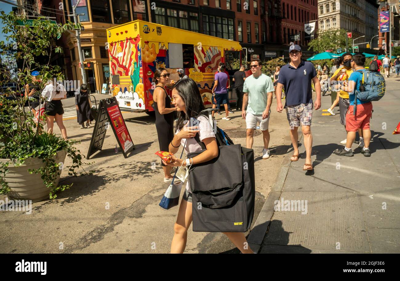 Eisliebhaber kommen am Montag, den 6. September 2021, in die Ritz X Coolhaus-Kollaboration am Union Square, um ein kostenloses Eis-Sandwich mit „Crackers & Peanut Butter Cream“ und in den Keks gebackenen Ritz-Crackern zu genießen. (© Richard B. Levine) Stockfoto
