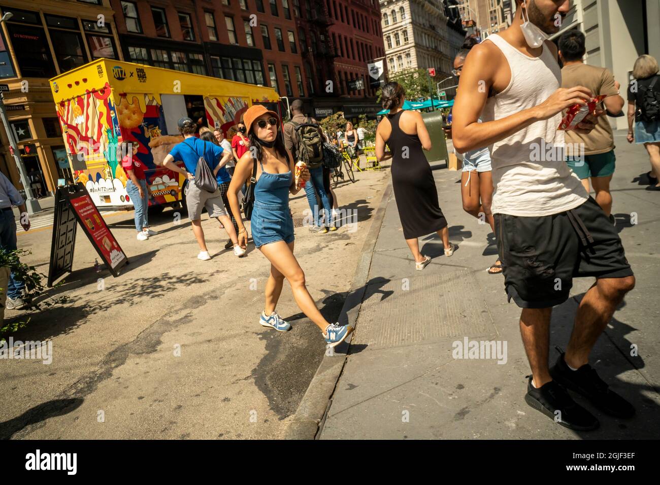 Eisliebhaber kommen am Montag, den 6. September 2021, in die Ritz X Coolhaus-Kollaboration am Union Square, um ein kostenloses Eis-Sandwich mit „Crackers & Peanut Butter Cream“ und in den Keks gebackenen Ritz-Crackern zu genießen. (© Richard B. Levine) Stockfoto