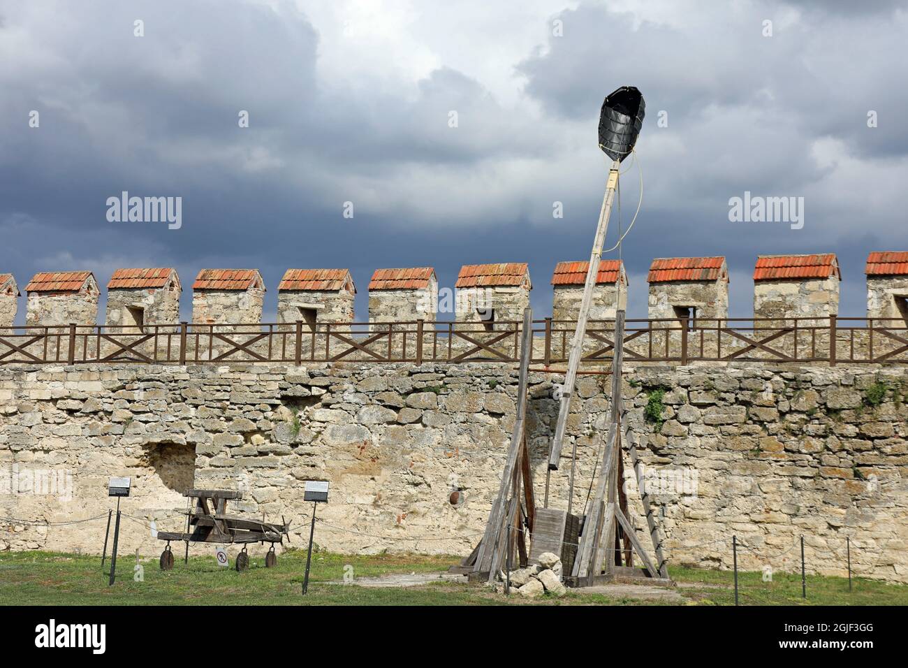 Mittelalterliche Waffen im Hof der Festung Bender Stockfoto