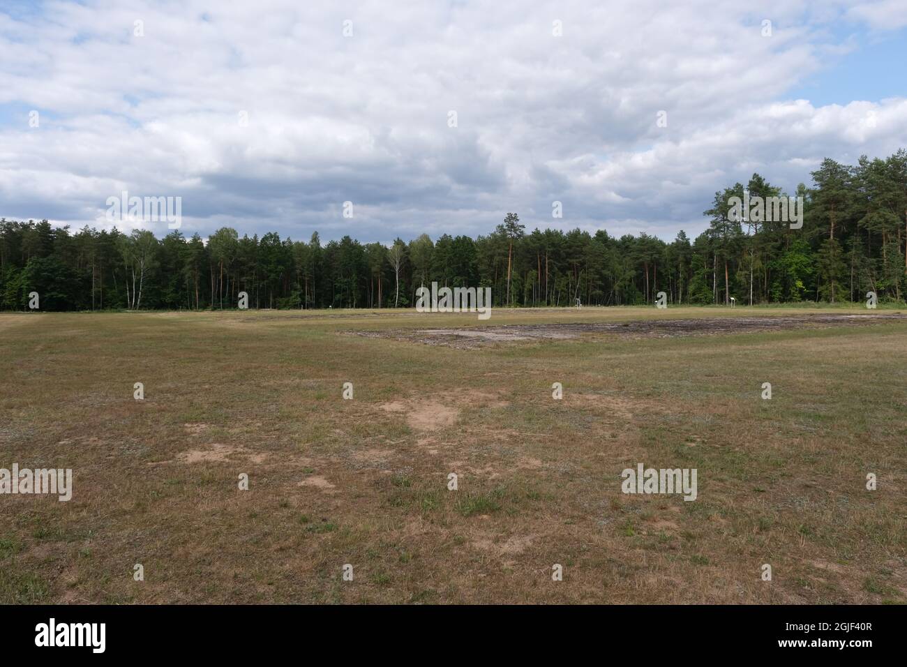 Treblinka, Polen - 22. Juli 2021: Arbeitslager Treblinka. Gedenkstätte. Sommer bewölkt Tag Stockfoto