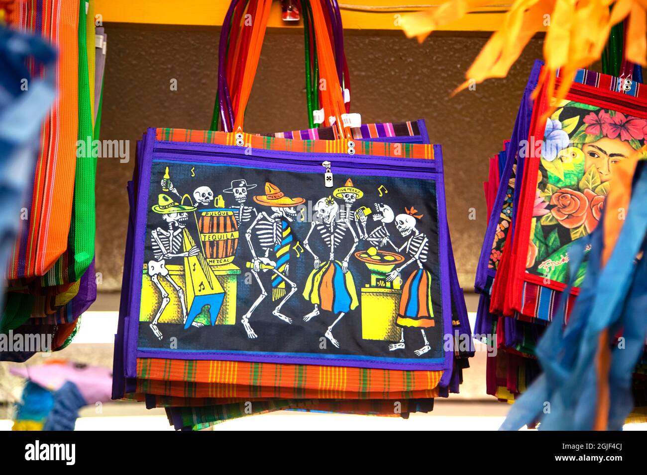 Festliche (Dia de lo Muertos) Tragetaschen im Basket and Pottery Alley Imports Store Stockfoto