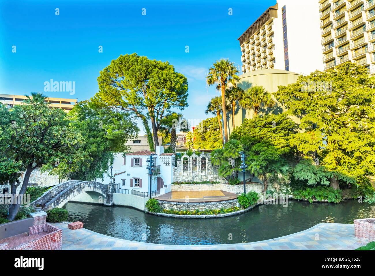 Arneson River Theatre Reflection Rosita Bridge River Walk, San Antonio, Texas. 15 Mile River Walk wurde in den 1960er Jahren zur Bewältigung des Hochwasserproblems erstellt. Th Stockfoto