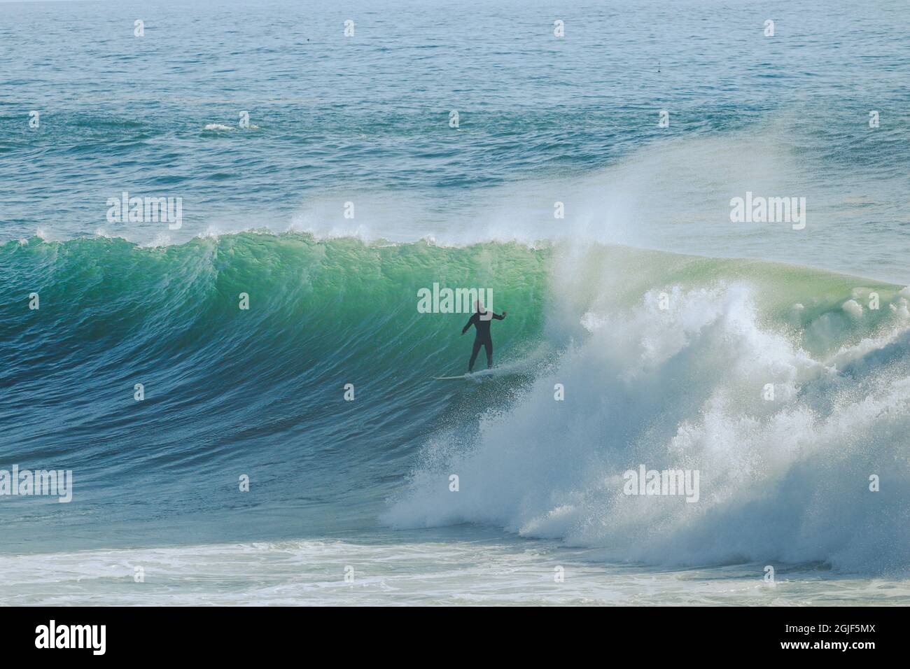 Surfer auf einer perfekten großen Welle Stockfoto