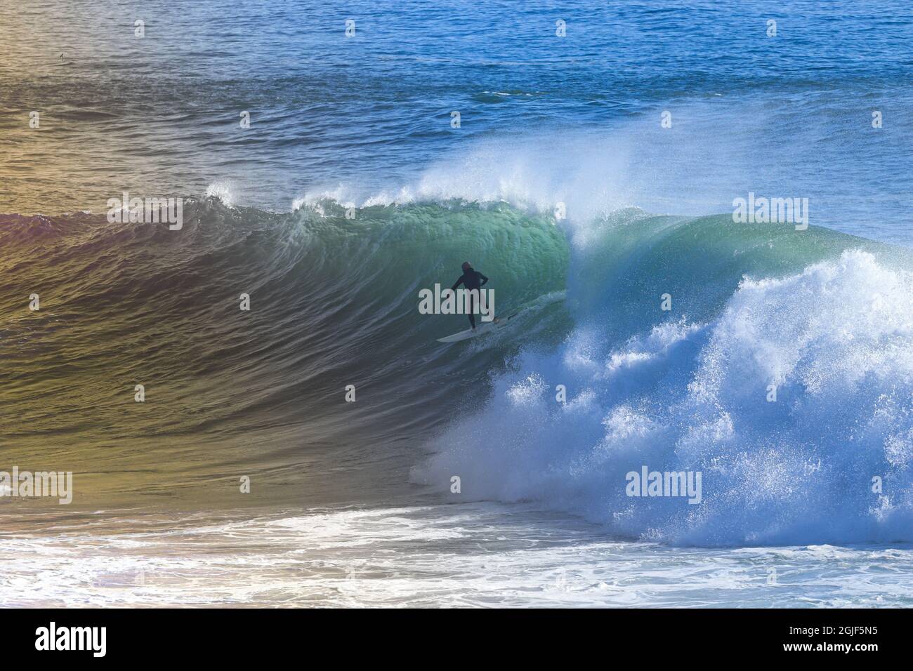 Surfer auf einer perfekten großen Welle Stockfoto