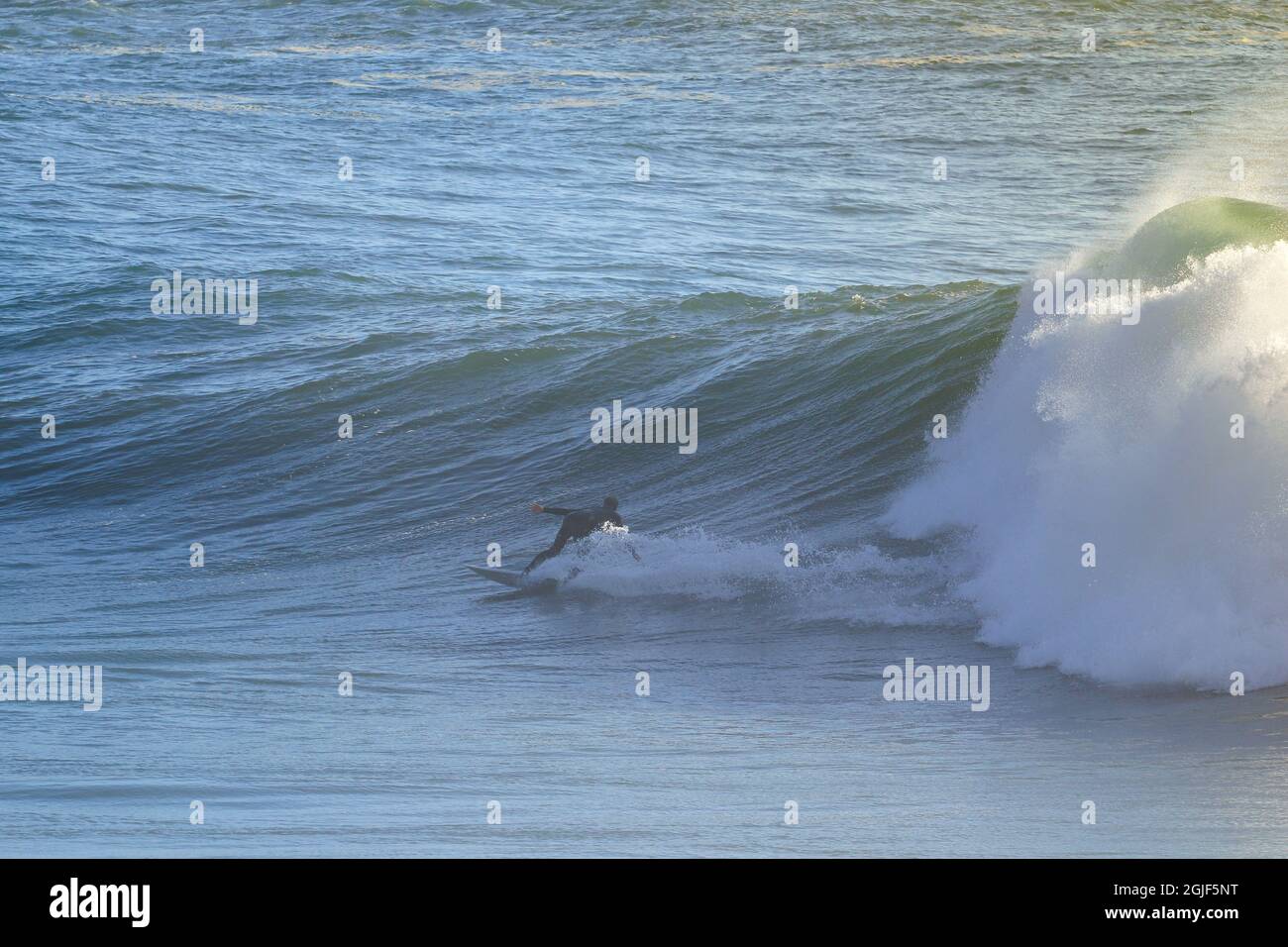 Surfer auf einer perfekten großen Welle Stockfoto