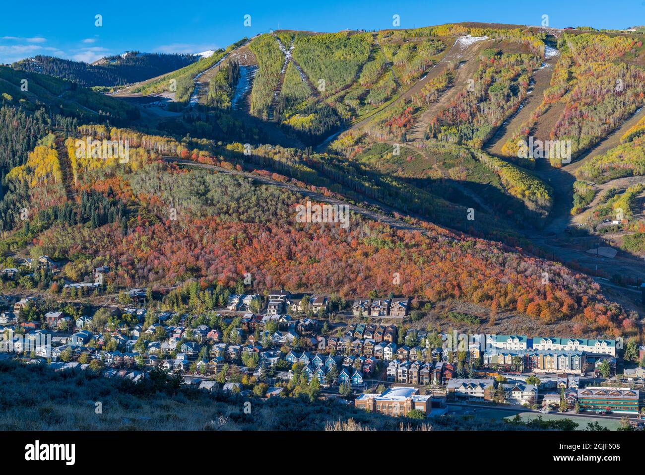 Blick auf Old Town Park City und Skipisten mit Herbstlaub, Utah, USA. Stockfoto