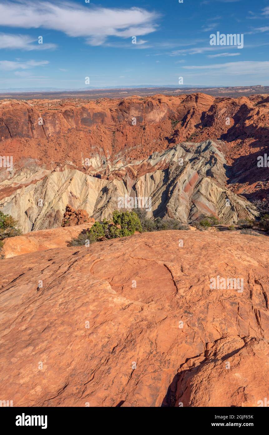 USA, Utah, Canyonlands National Park, Upheaval Dome ist der tief erodierte niedrigste Überbleibsel eines drei Meilen breiten Einschlagskrater, Island im Sky District Stockfoto