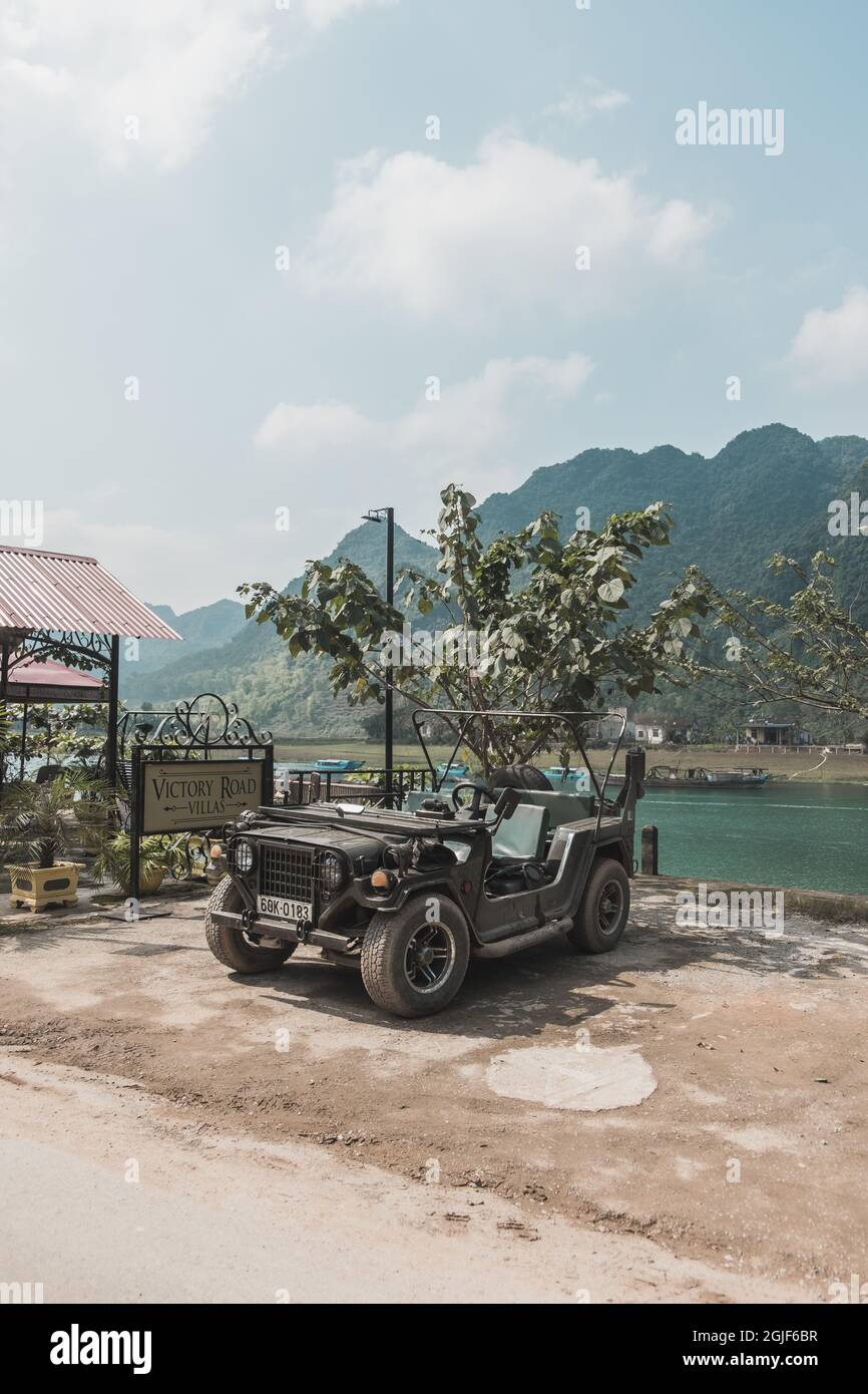 Ein tropisches SUV der alten Schule in der Nähe des Sees mit Bergblick. Malerische Aussicht Stockfoto
