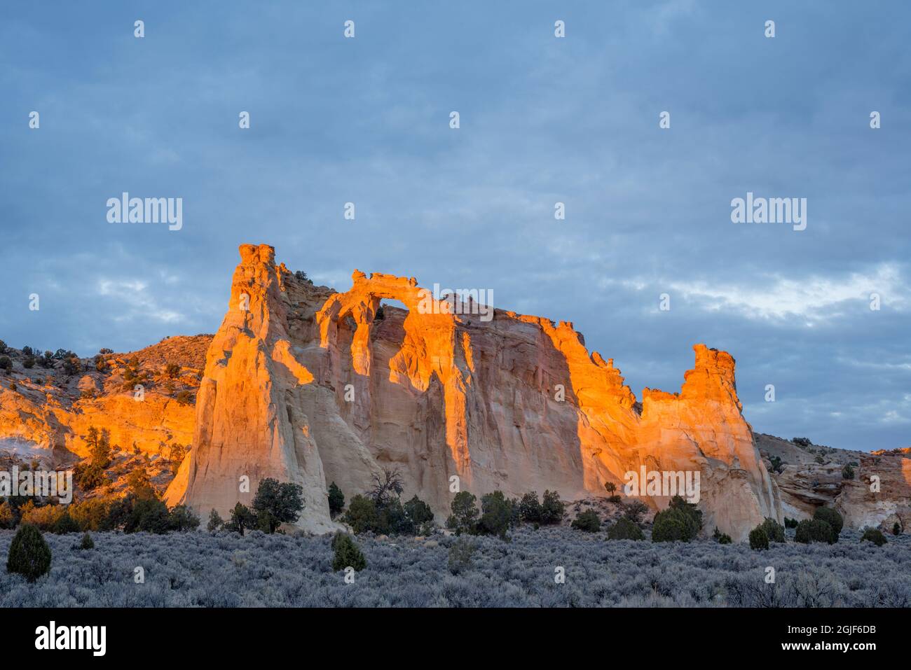 USA, Utah, Grand Staircase Escalante National Monument, Sunset reddens Grosvenor Arch, der aus zwei Öffnungen in Sandstein besteht, der sich über 150 Fuß erhebt Stockfoto