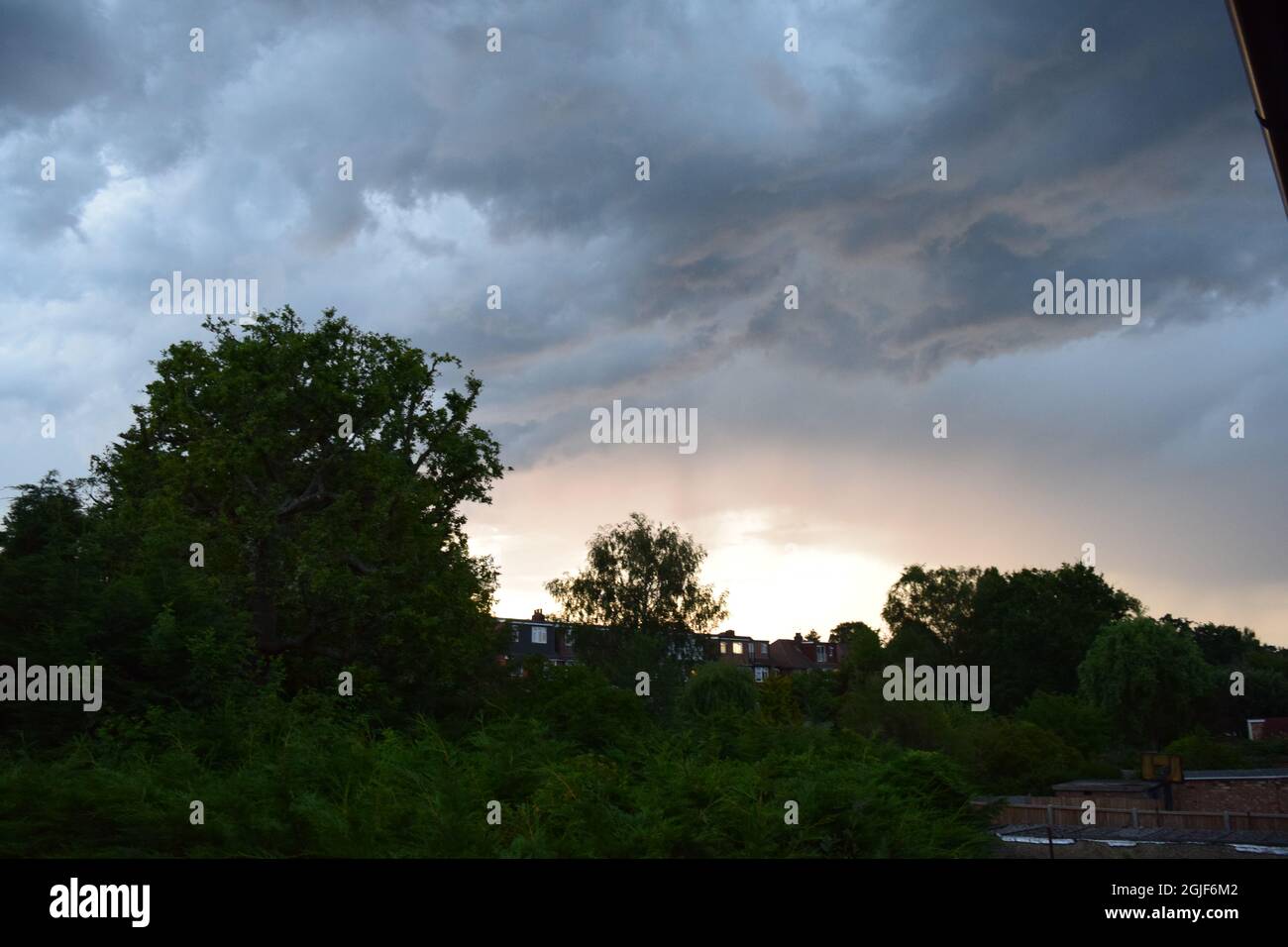Stürmischer Himmel an einem feuchten Juliabend. Stockfoto