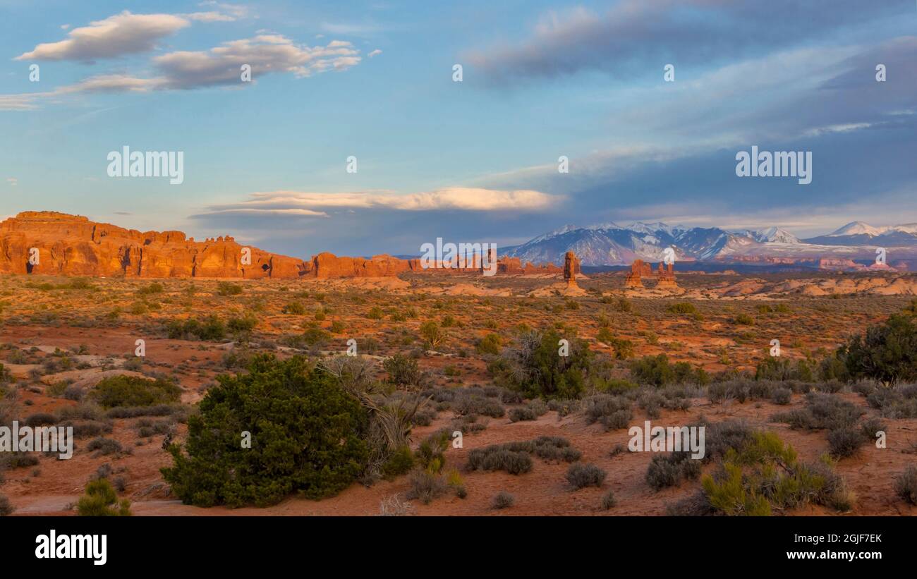 USA, Utah, Panoramablick auf Cove of Caves und North Window und Turret Arches im Arches National Park. Stockfoto