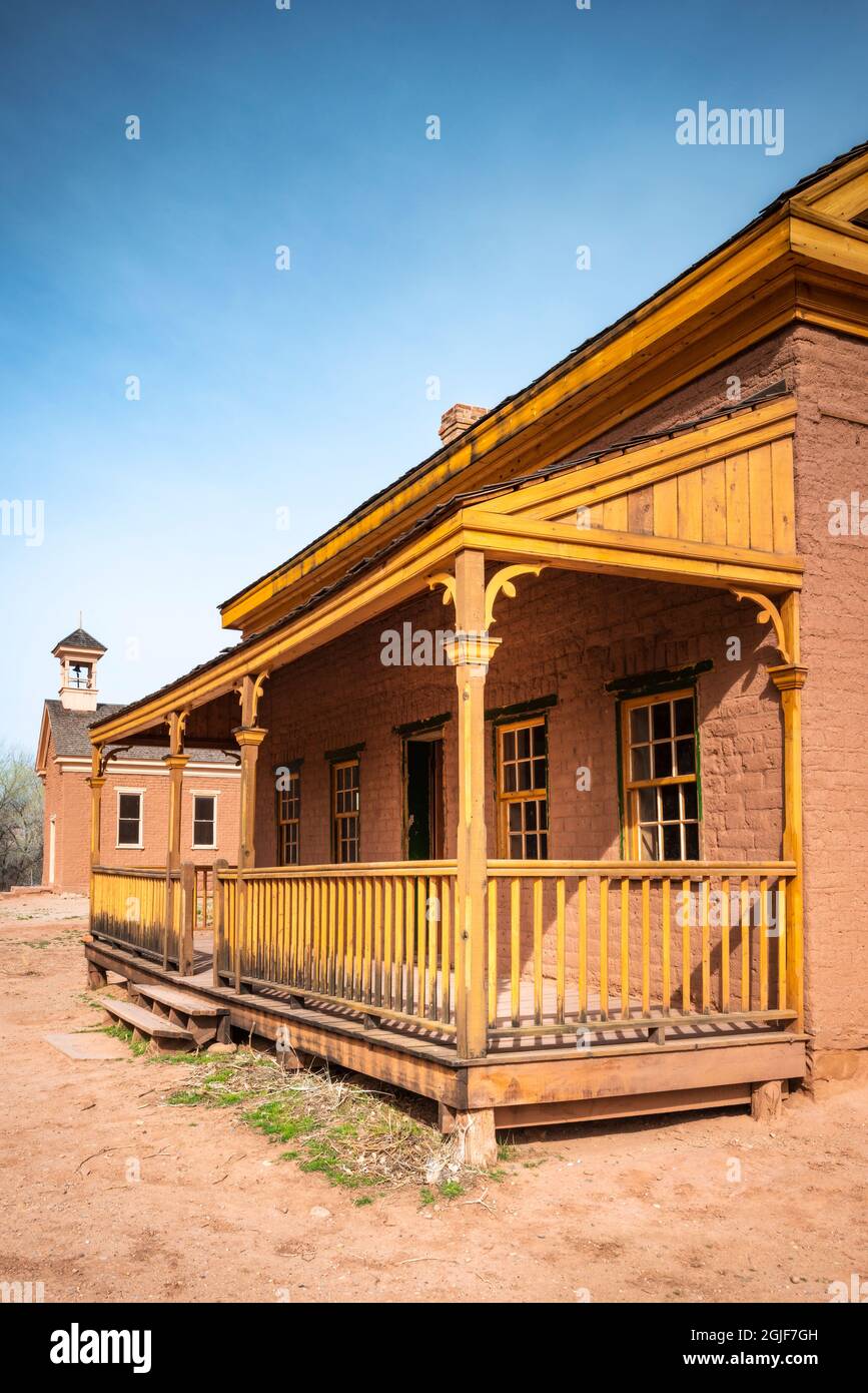 Alonzo Russell adobe House (im Film „Butch Cassidy and the Sundance Kid“ zu sehen) und Schoolhouse, Grafton Ghost Town, Utah, USA. Stockfoto