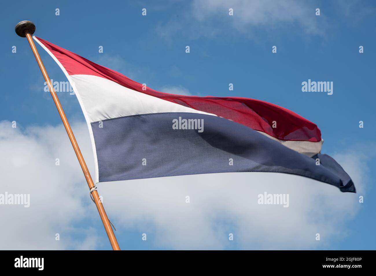 Niederlande. 13. August 2021. Niederländische Flagge, die im Wind flattern. Hochwertige Fotos Stockfoto