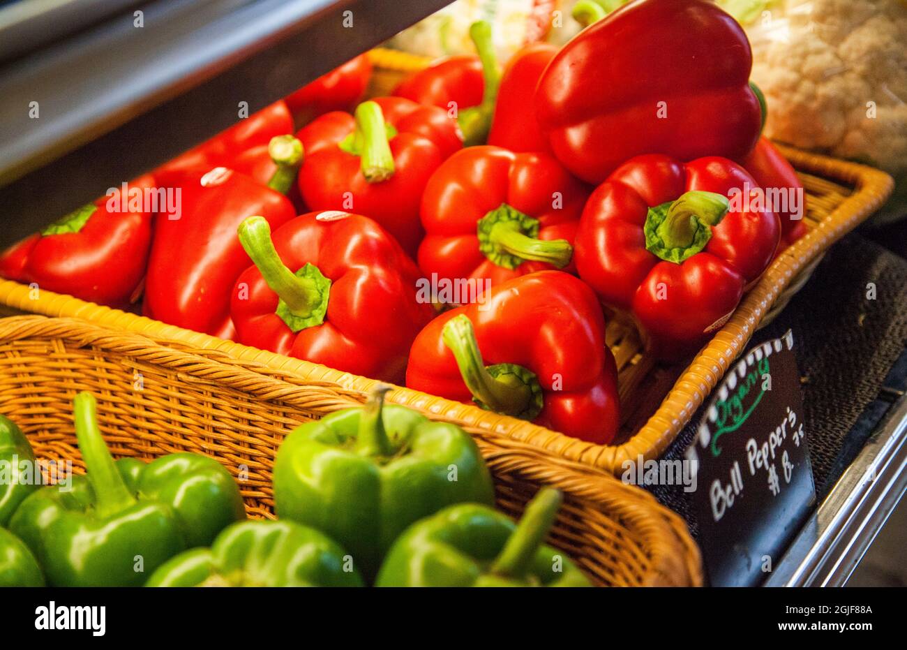 Metzgerei Display von Gemüse zum Verkauf in Middleburg, Stadt in Virginia, Loudoun County, USA. Stockfoto