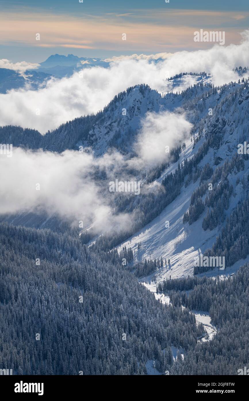 Swift Creek Valley im Winter, vom Artist Point aus gesehen. Das Weiße Pferd und die Berge der drei Finger liegen in der Ferne. North Cascades, Bundesstaat Washington Stockfoto