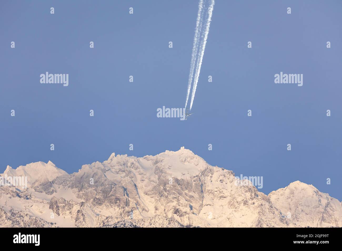 USA, Washington State, Olympic National Park. Verbund aus Jetliner über dem Bodensee. Kredit als: Don Paulson / Jaynes Gallery / DanitaDelimont.com Stockfoto