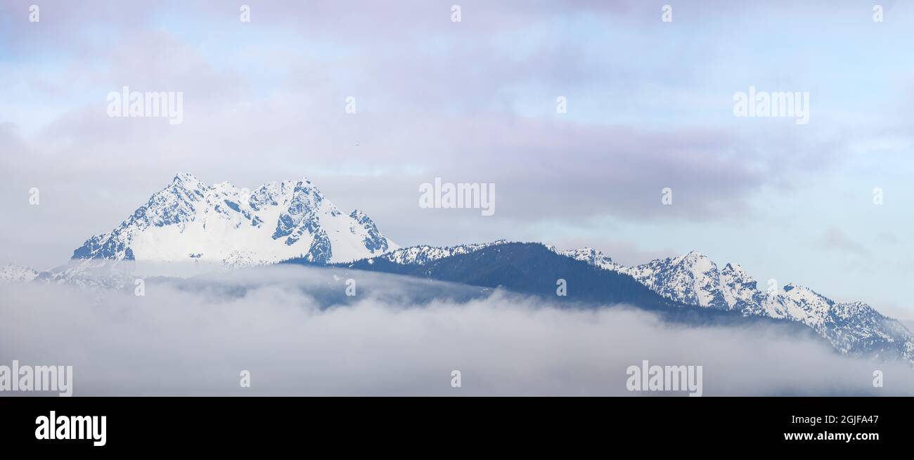 USA, Washington State, Olympic National Park. Panorama der Brothers Berge im Winter. Stockfoto