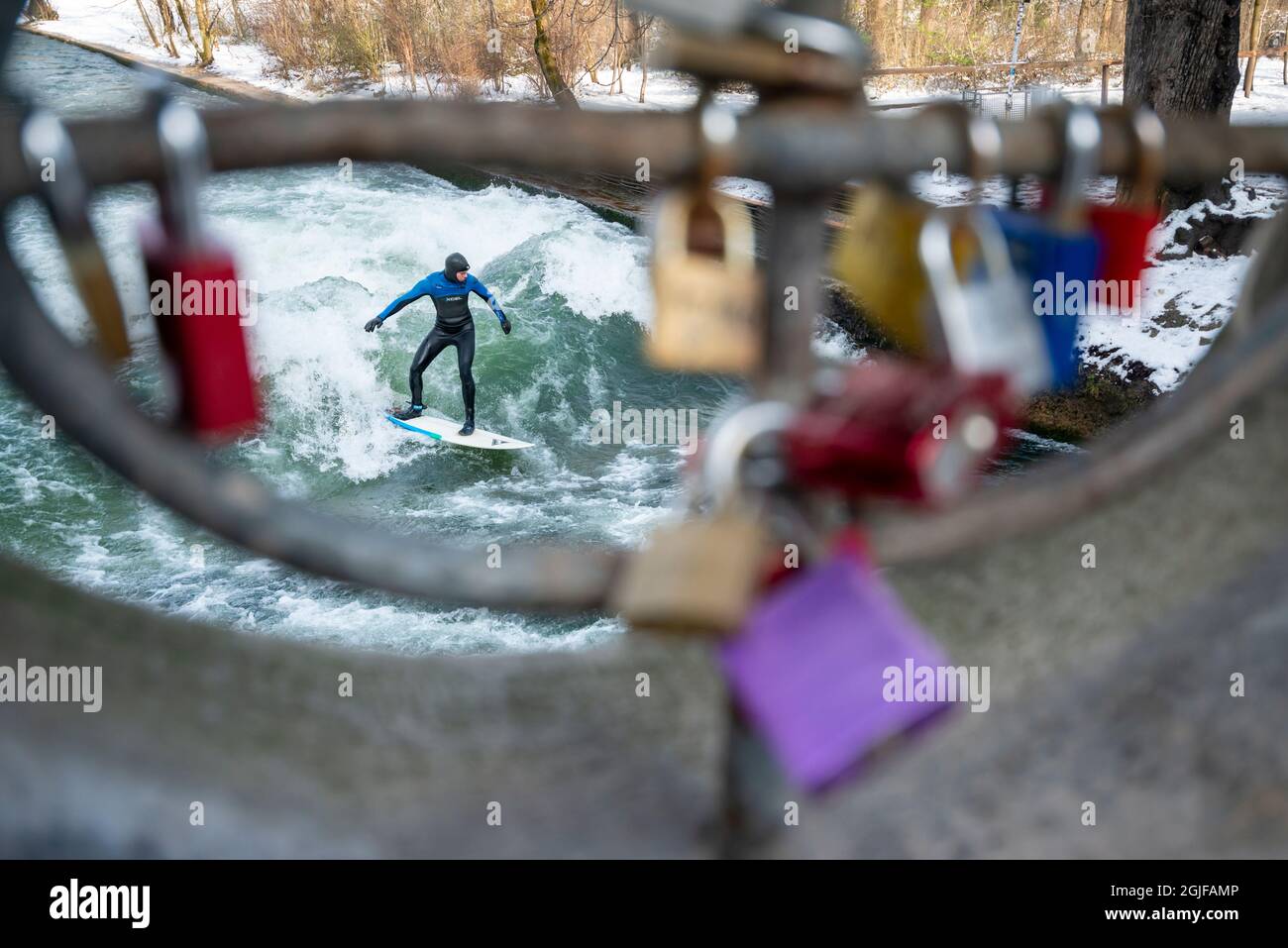 Surfer fahren stromaufwärts im Eisbach in München. Stockfoto