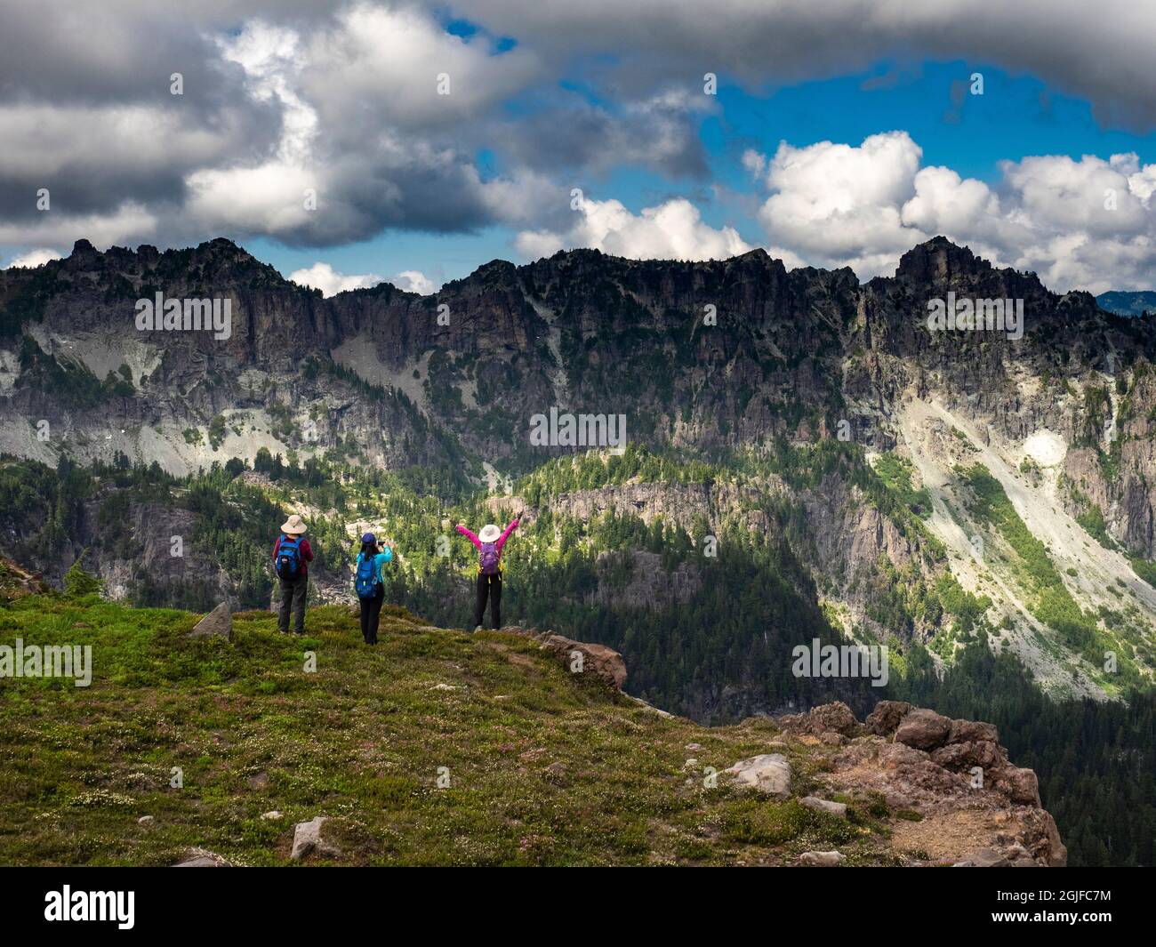 Drei Frauen zeigen Aufregung im Spray Park, Mount Rainier National Park, Washington State Stockfoto