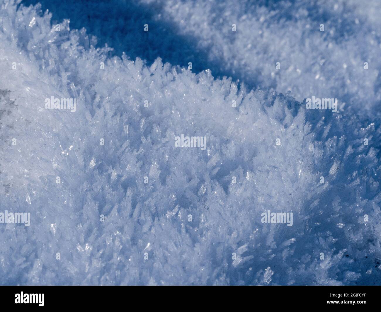 Eiskristall-Muster im Schnee. Stockfoto