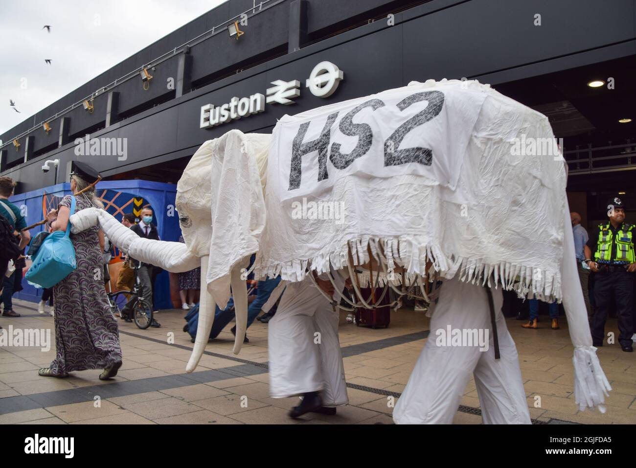 London, Großbritannien. September 2021. Aktivisten versammelten sich am Bahnhof Euston, um gegen das HS2-Eisenbahnsystem (High Speed 2) zu protestieren, das neben den steigenden Kosten für Tiere und die Umwelt enorme Schäden verursachen soll. (Kredit: Vuk Valcic / Alamy Live News) Stockfoto