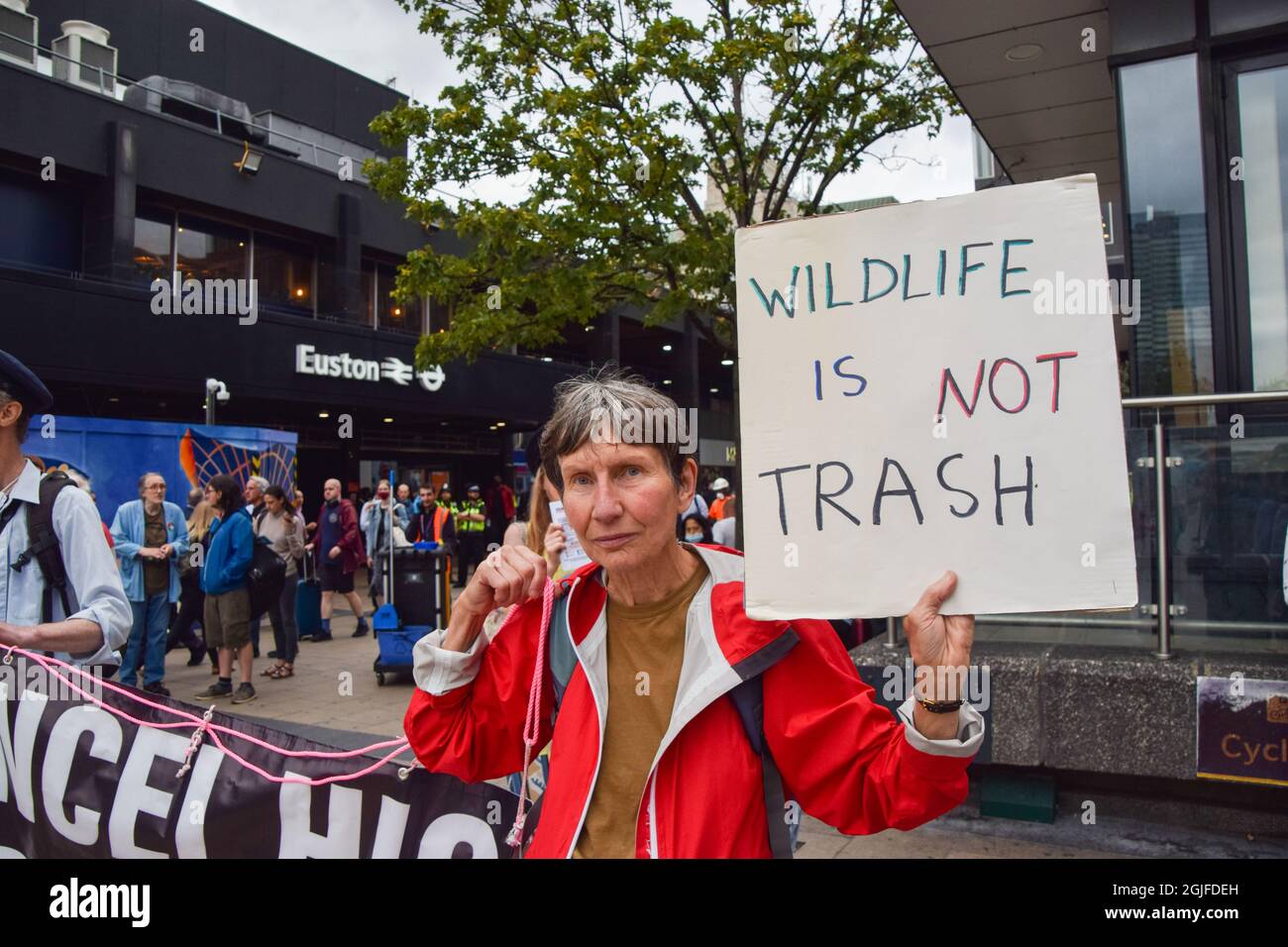 London, Großbritannien. September 2021. Aktivisten versammelten sich am Bahnhof Euston, um gegen das HS2-Eisenbahnsystem (High Speed 2) zu protestieren, das neben den steigenden Kosten für Tiere und die Umwelt enorme Schäden verursachen soll. (Kredit: Vuk Valcic / Alamy Live News) Stockfoto