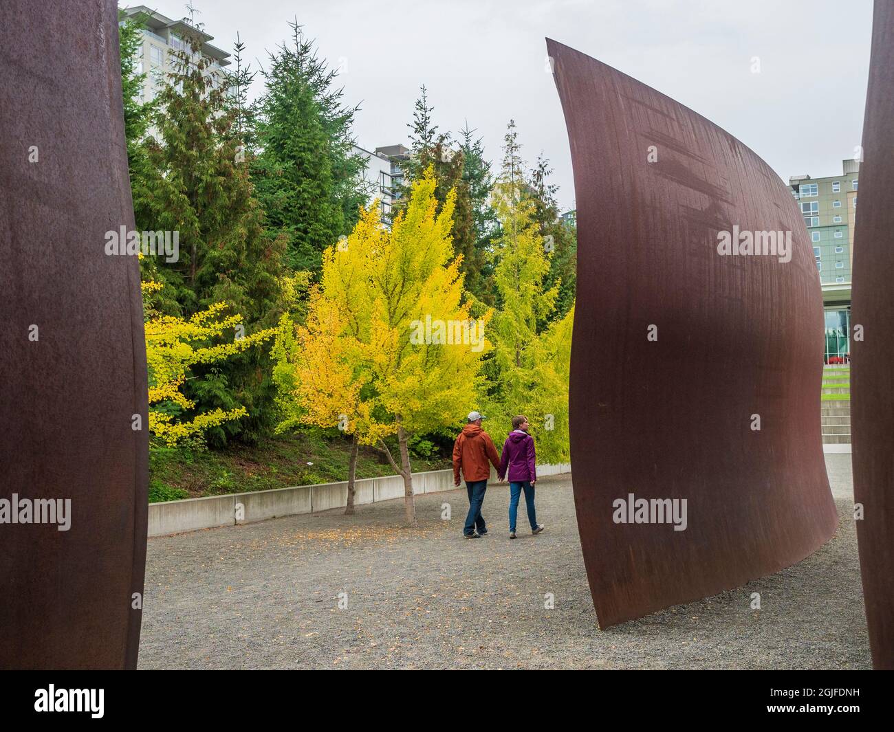 USA, Washington State, Paar zu Fuß im Olympic Sculpture Park, Teil des Seattle Art Museum. (Nur Für Redaktionelle Zwecke) Stockfoto