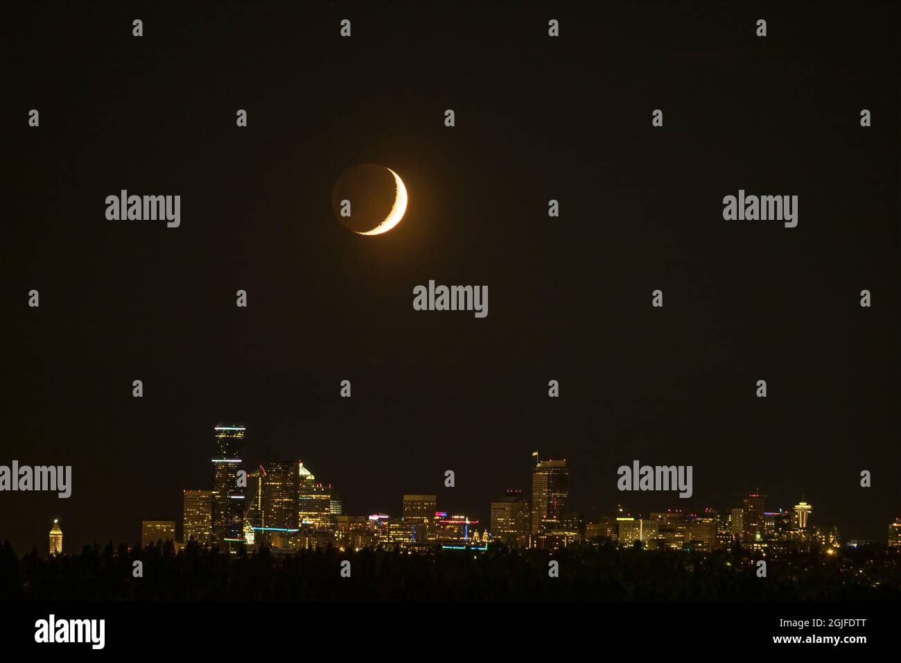 USA, Washington State, Downtown Seattle unter einem Halbmond, Blick von Bellevue Stockfoto