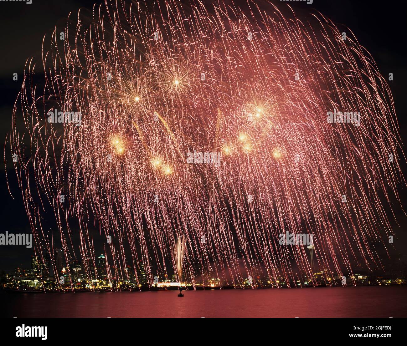 Washington State, Seattle. Feuerwerk am 4. Juli, im Gasworks Park, Space Needle im Hintergrund Stockfoto
