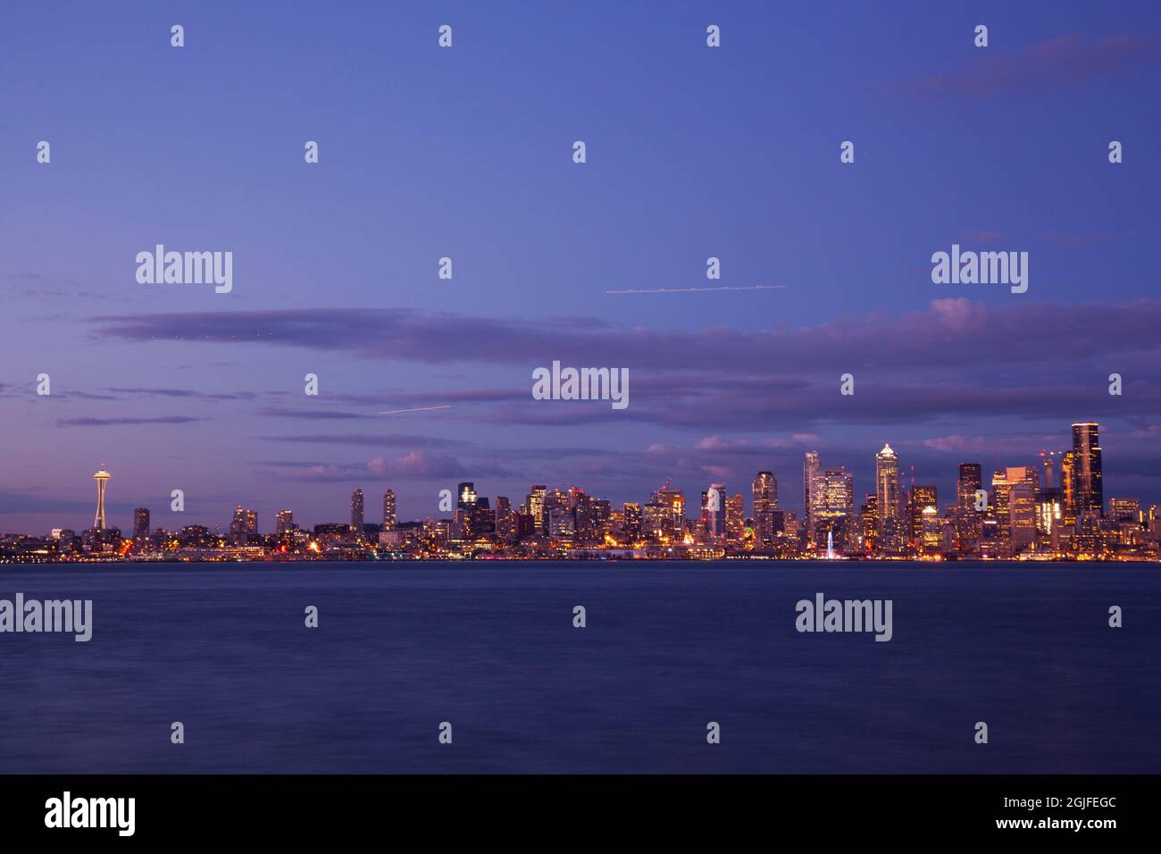 Seattle, Bundesstaat Washington. Skyline bei Nacht vom St. Anne's Hill mit Space Needle. Stockfoto