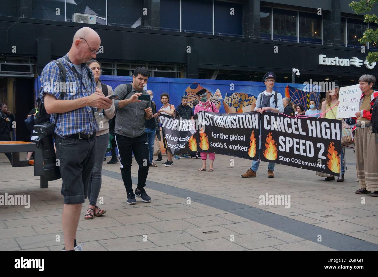 London, Großbritannien. 9. September 2021: Umweltaktivisten protestieren gegen die HS2-Linie und fordern die Regierung auf, „die Notbremse zu ziehen“ bei der Projektversammlung in der St. Pancras New Church zum Bahnhof Euston zu marschieren. Kredit: Picture Capital/Alamy Live Nachrichten Stockfoto