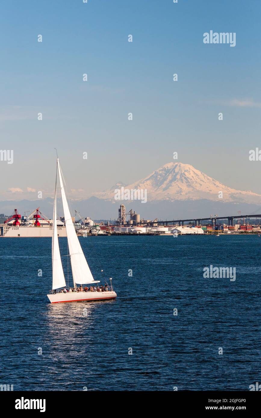 USA, Staat Washington, Seattle. Brillanter Tag Puget Sound. Mount Rainier, Hafen von Seattle Stockfoto