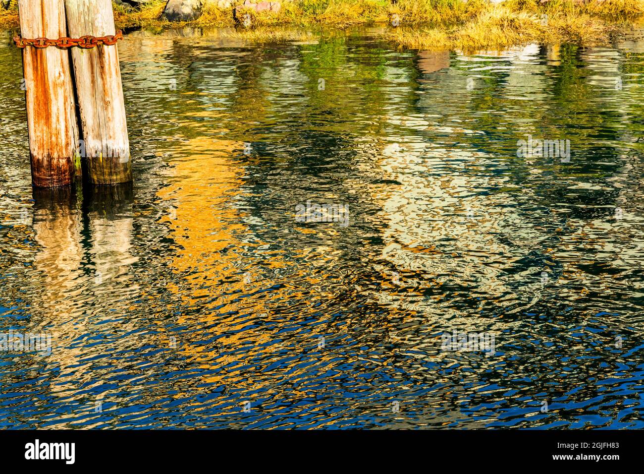 Blau gelb grün Wasser Reflexion abstrakt Stonewall Waterfront Wharf Swinomish Channel La Conner Skagit County, Washington State. Stockfoto