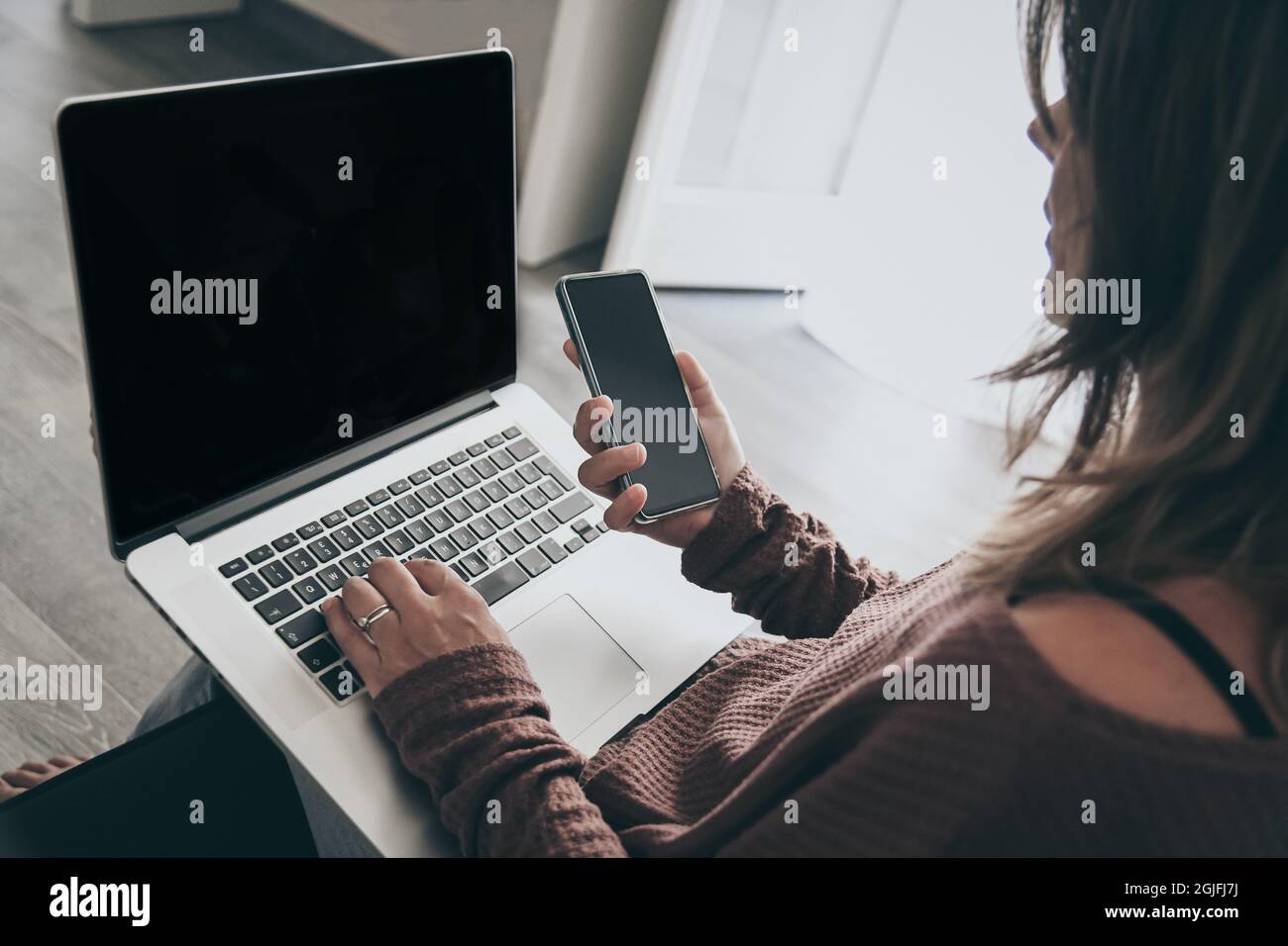 Junge Frau, die zu Hause am Laptop arbeitet Weibliche Hände, die auf der pc-Tastatur tippen Tennager Internet-Videoanruf mit entfernten Freunden machen Mädchen, die online studieren Stockfoto