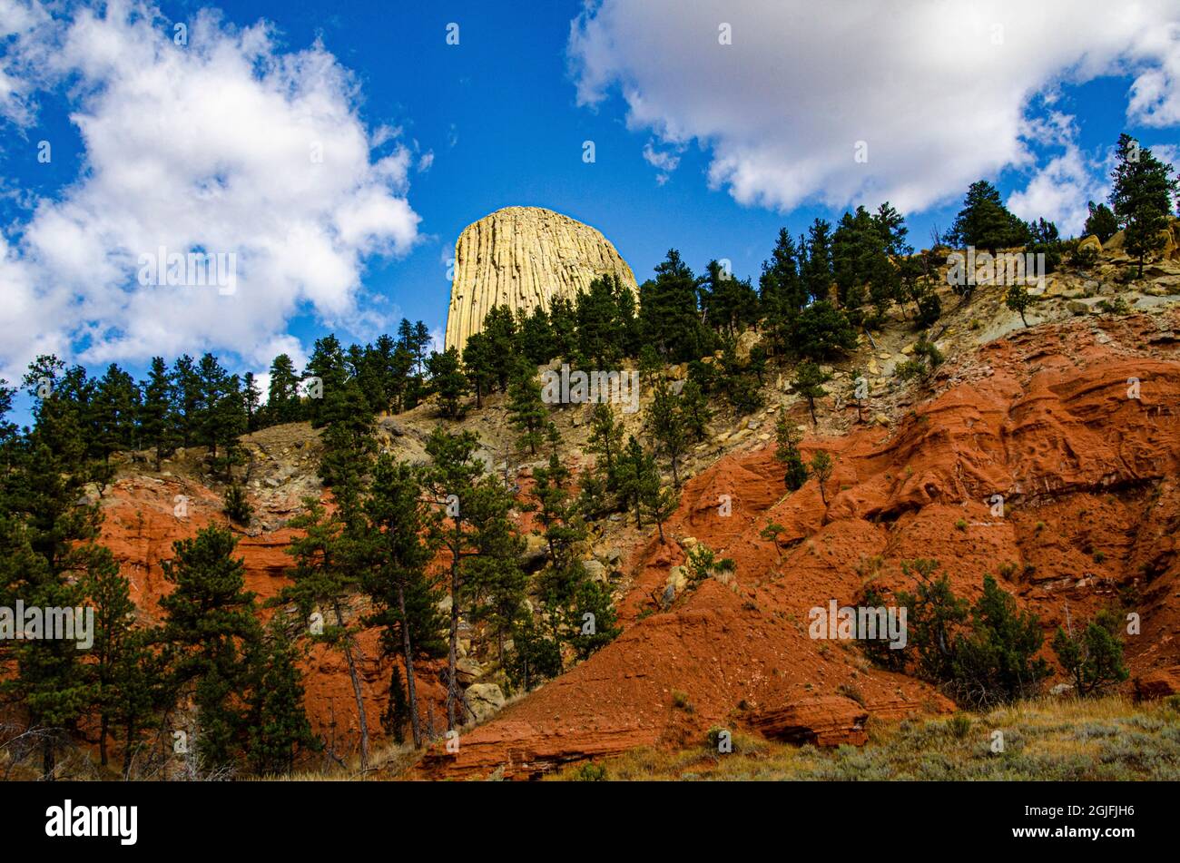 USA, Wyoming, Sundance, Devil's Tower National Monument, Devil's Tower, eingerahmt von farbenfrohem Red Bluff Stockfoto