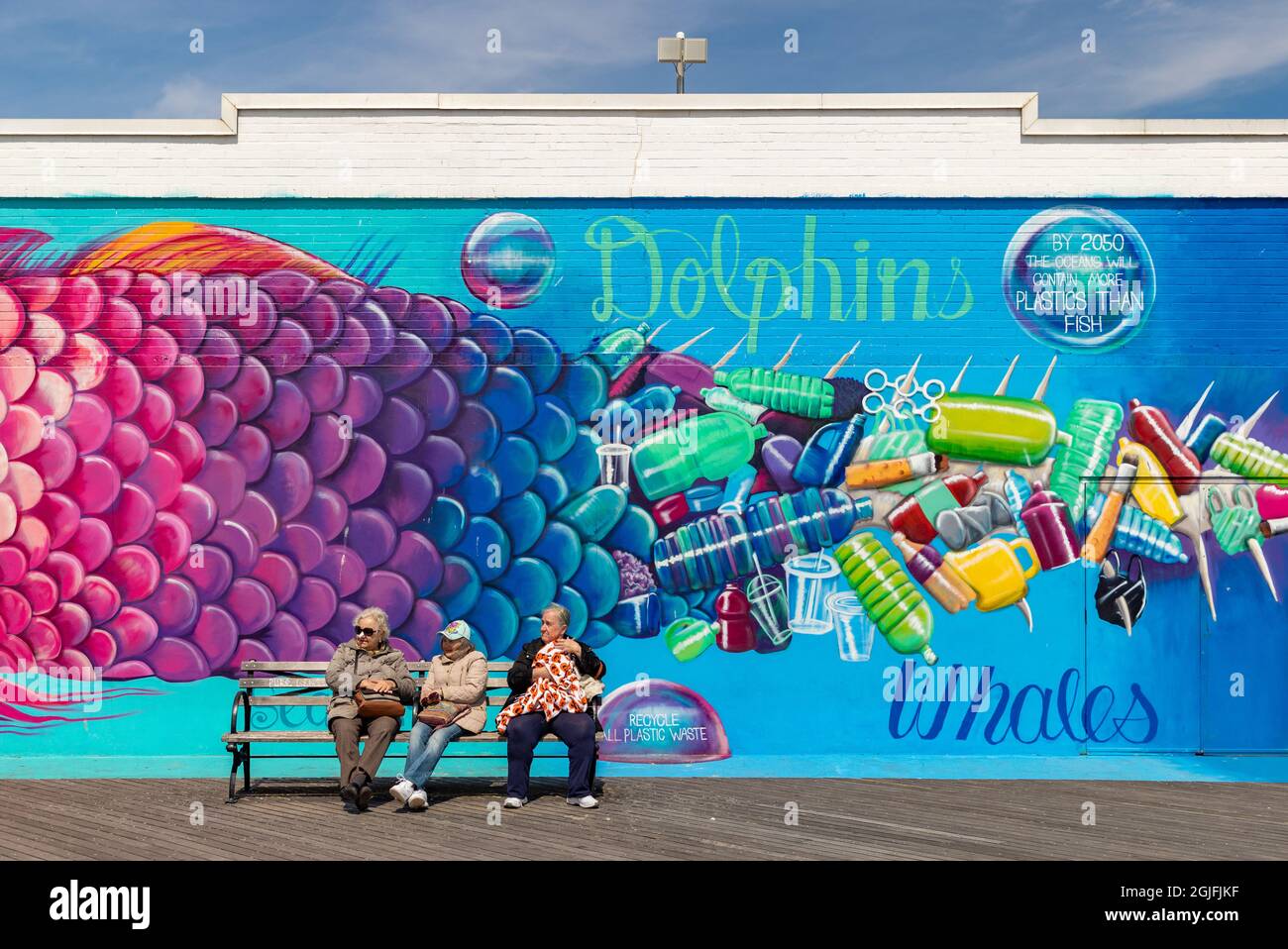 Ein Bild von einem Graffiti, das mit dem Plastik auf den Ozeanen in Verbindung steht, aufgenommen auf Coney Island. Stockfoto