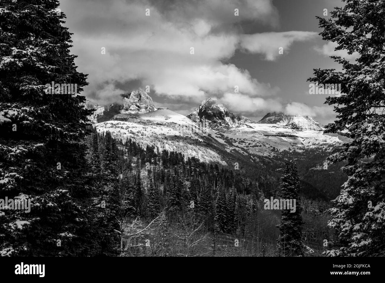 Schwarz-weiße Landschaft von der Westseite der Teton Mountains, aufgenommen in der Nähe von Jackson Hole, Wyoming, dem Skigebiet Grand Targhee und Jackson Hole, Wyoming Stockfoto