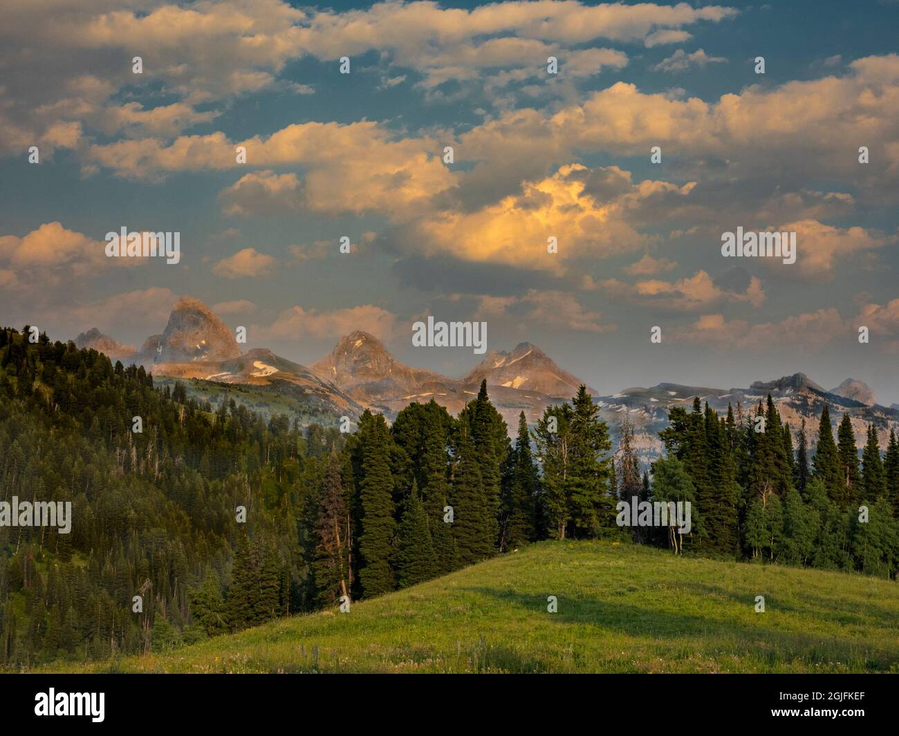 Grand, Middle und South Teton von Westen aus gesehen, in der Nähe des Grand Targhee Ski Resorts, Wyoming Stockfoto