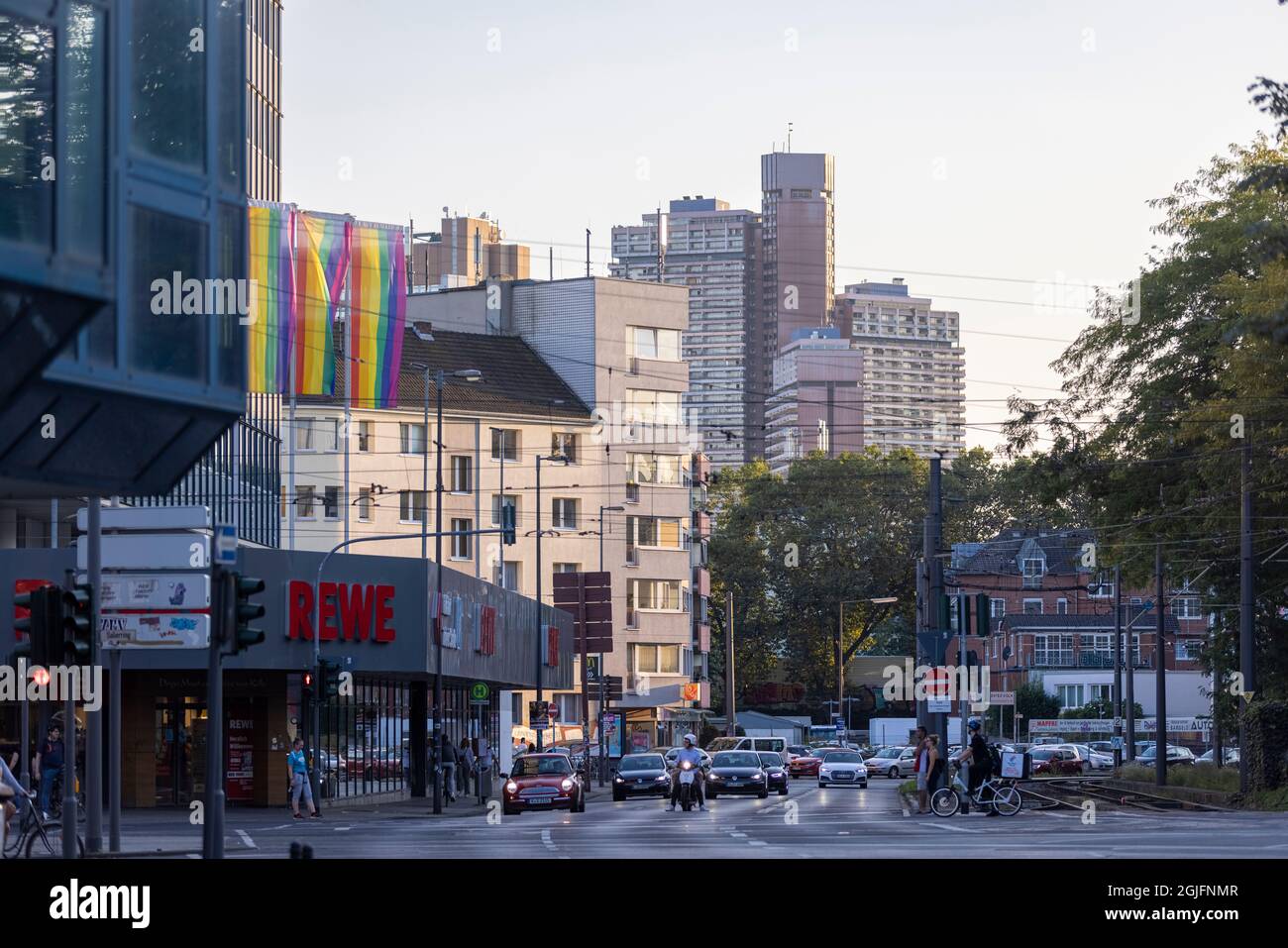 Moderne Gebäude in der Kölner Innenstadt mit belebten Straßen und viel Verkehr Stockfoto