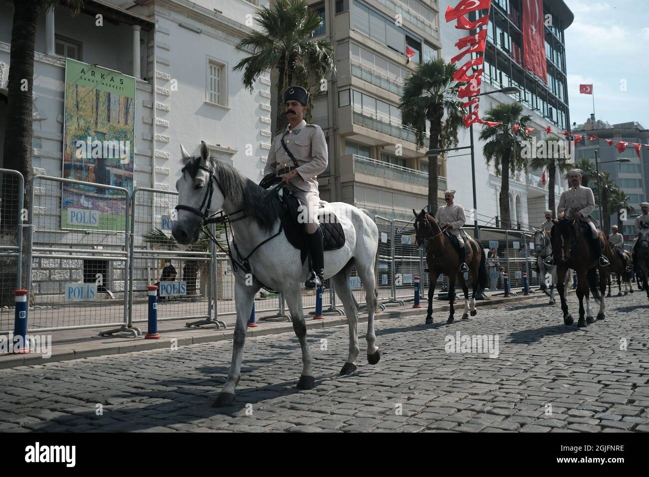 Izmir feiert den 99. Jahrestag seiner Befreiung von der Besatzung. Der Unabhängigkeitstag von Izmir ist ein Gedenktag, der in der Türkei am 9. September gefeiert wird. Es erinnert an die Befreiung von Smyrna (ızmir) von der griechischen Besatzung durch Mustafa Kemal Atatürk im Jahr 1922. Menschen feiern den 9. September im Stadtteil Alsancak der Stadt. Airshows, Paraden von Kavalleries und Militärshows. Stockfoto