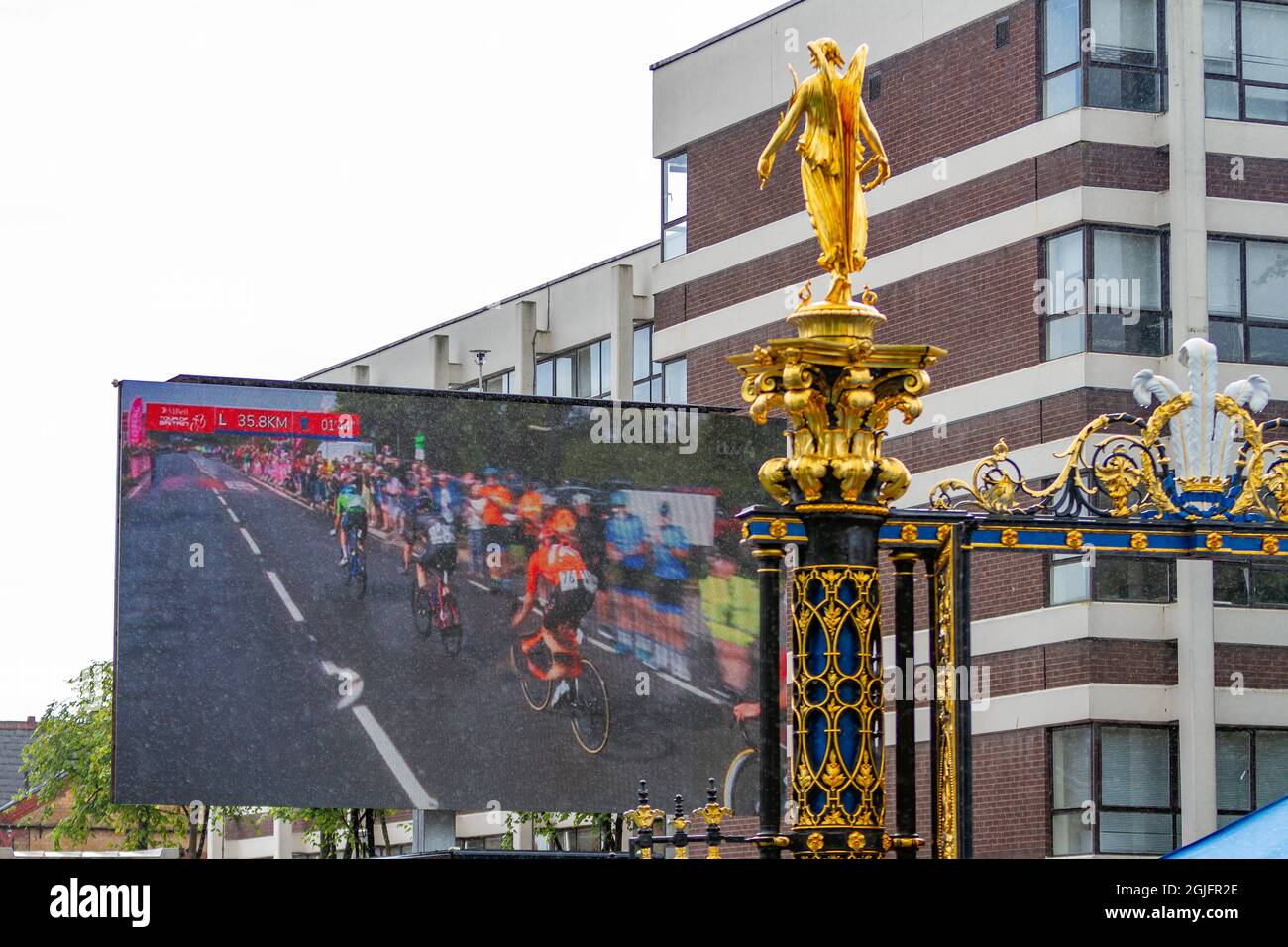 Warrington Ceshire, England, Tour of Britain - Etappe 5. - 09. September 2021: Warrington Golden Gates (die Ziellinie) zeigt ein Live-Update des Rennens Credit: John Hopkins/Alamy Live News Stockfoto