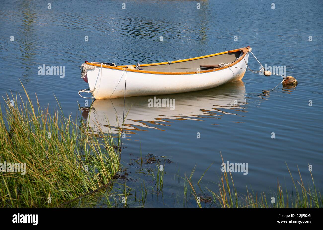 Eine festgetäute Dory in Allens Harbour, in Harwich, Massachusetts, am Cape Cod, USA Stockfoto