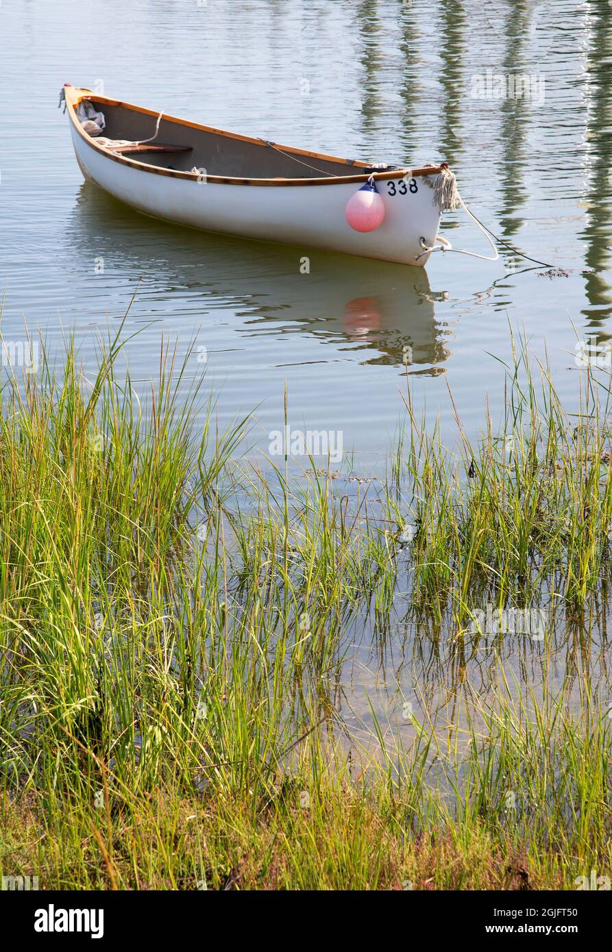 Eine festgetäute Dory in Allens Harbour, in Harwich, Massachusetts, am Cape Cod, USA Stockfoto