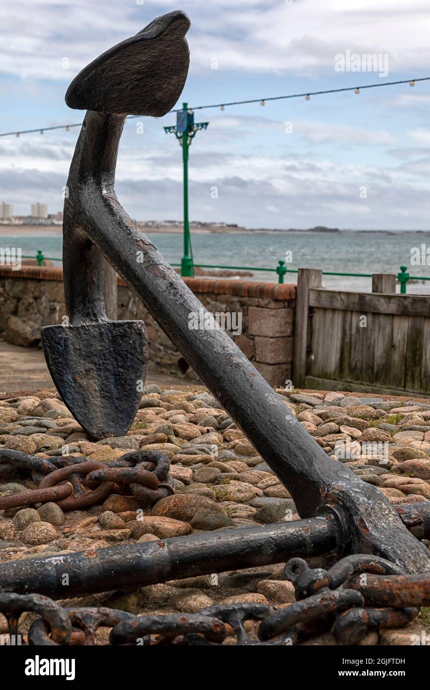 ST HELIER, JERSEY, KANALINSELN - 05. AUGUST 2021: Schiffsanker im Park von Havre des Pas in Anerkennung des Schiffsbaus, der in der Gegend stattfand Stockfoto