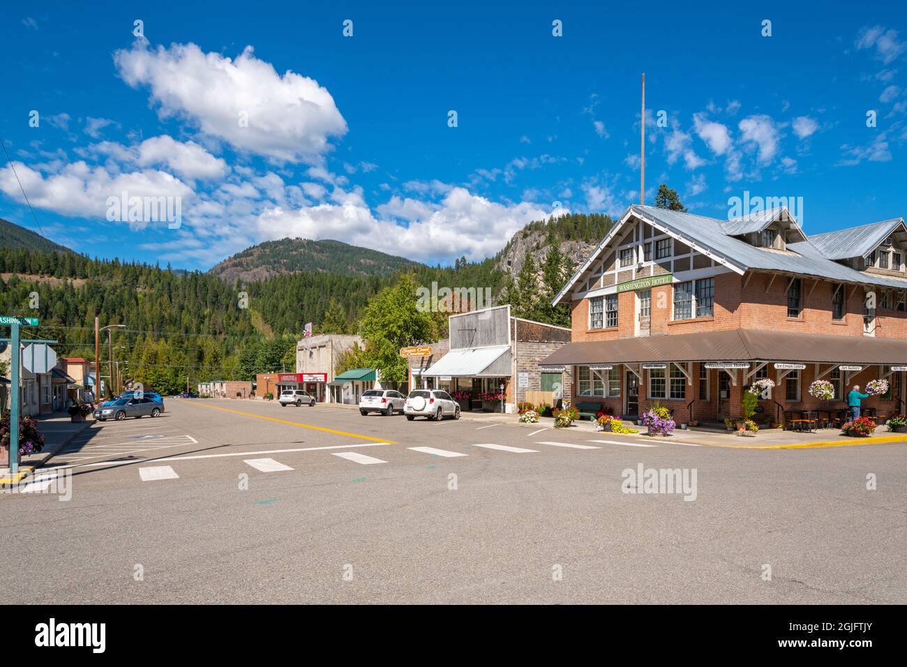 Die wichtigsten Straßengeschäfte und Geschäfte der ländlichen Stadt MetaLine Falls im Pend Oreille County in der Nähe der USA und der kanadischen Grenze im Sommer. Stockfoto