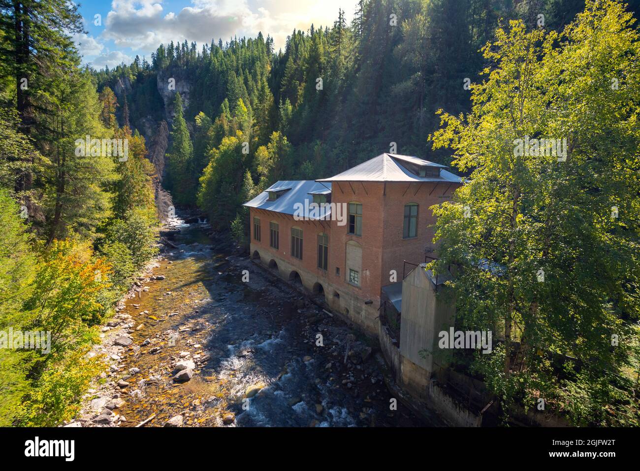 Ein kleines verlassene Wasserkraftwerk am Sullivan Creek in der Nähe der MetaLine Falls, Washington, USA. Stockfoto