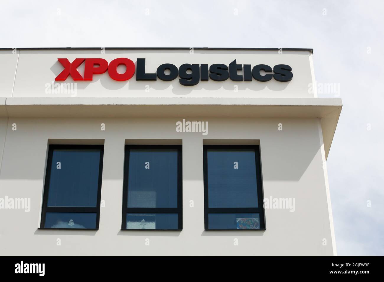 Saint Priest, Frankreich - 16. Mai 2020: XPO LOGISTICS ist einer der 10 größten Anbieter von Transport- und Logistikdienstleistungen der Welt Stockfoto