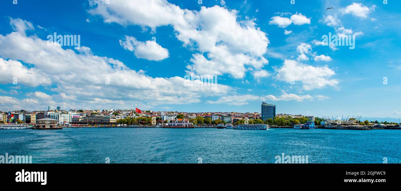 ISTANBUL, TÜRKEI - 4. SEPTEMBER 2021: Wunderschöne Aussicht auf den Kadikoy Distrikt in Istanbul, Türkei. Kadikoy mit blauem Himmel. Stockfoto