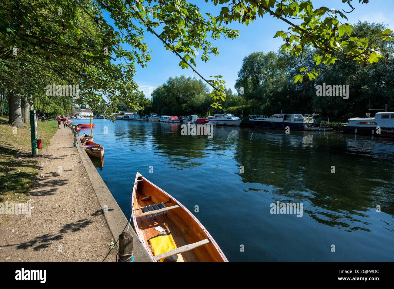 Ein Blick auf die Norfolk Broads am Fluss Green Thorpe Saint Andrew mit Booten, die an einem sonnigen Sommertag am Ufer festgemacht sind Stockfoto